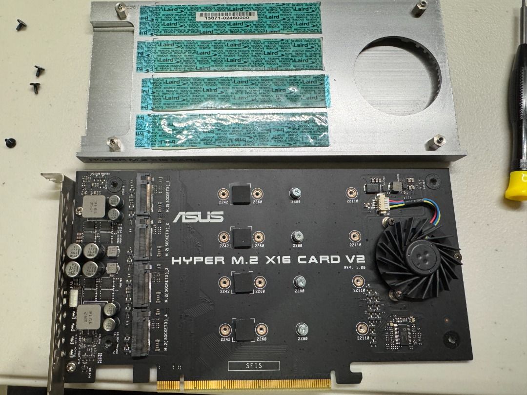 由 a52899092 (刊登 ID 1372742493，圖片 1) 提交，位於 台北市 (Taipei) 的 ASUS Hyper M.2X16 Card V2 PCIE擴充卡 SSD轉接卡 (類別：電腦周邊產品)，說明：ASUS Hyper M.2 x16 card v2 最多支援四個 PCIe® 3.0 M.2 磁碟機，傳輸頻寬高達 128Gbps M.2 to PCI-E 轉卡，可將 4 條 M.2 X4 轉成 1 條 X16。 購買前請確認CPU與主機板是否支援 * 依據不同 ASUS 主機板的 CPU 規格與 PCIe 分叉設定，可支援的 M.2 SSD 數量各有不同。 如需完整的相容性清單與詳細資訊，請參閱常見問題連結。 https://www.asus.com/tw/support/FAQ/1037507。