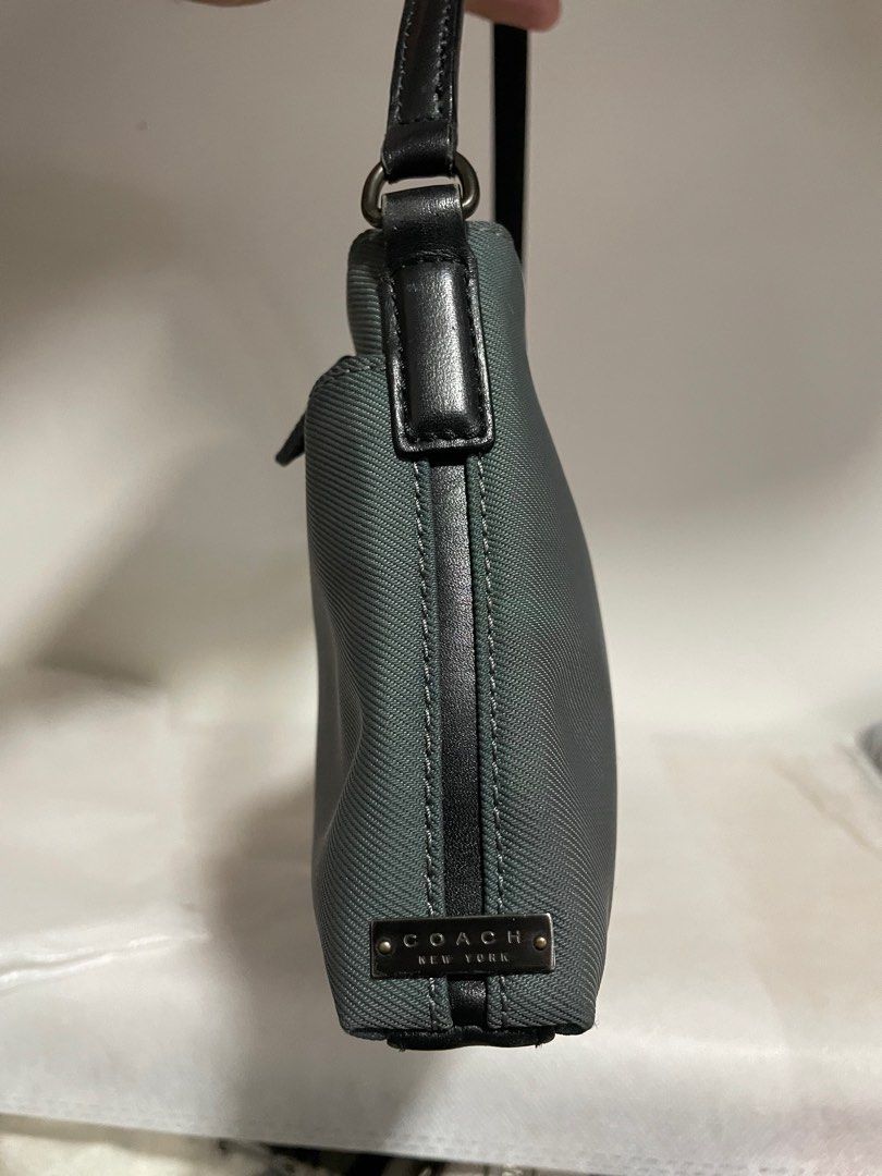 Authentic Coach mercer twill demi pouch gray (Category: Luxury Bags & Wallets) located in Guiguinto. Submitted by prelovedinc2024 (Listing ID 1372706164, Image 3). Description: guaranteed authentic, bought in Japan with signs of use size: 9.5x5x1.5”.