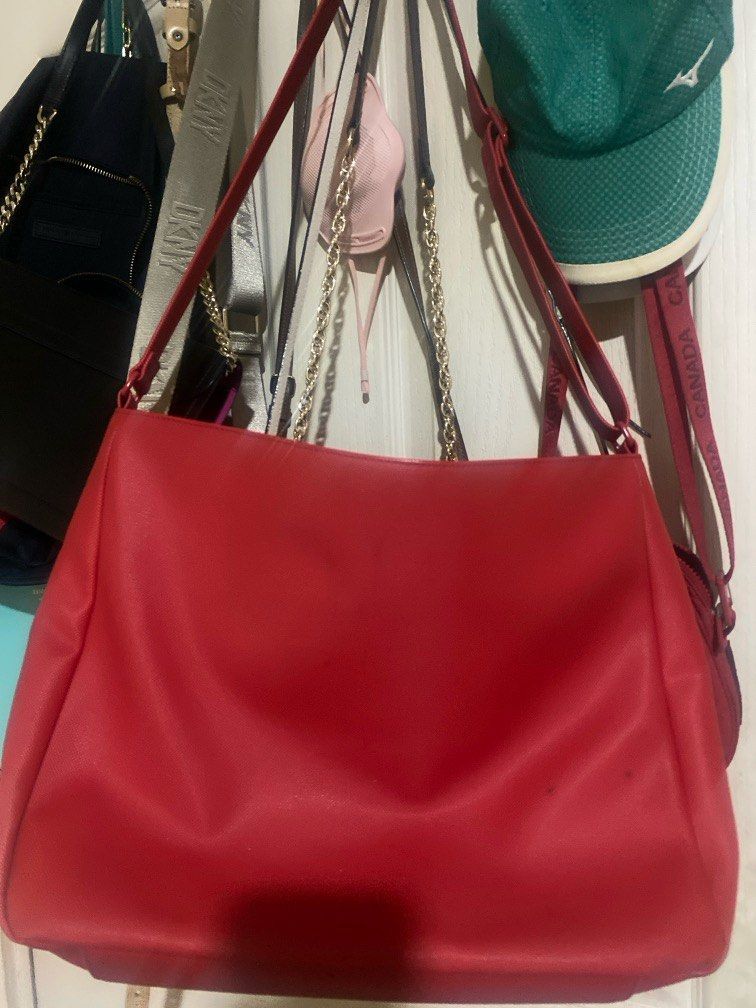 Authentic Lacoste Bag (Category: Shoulder Bags) located in Pasig City. Submitted by mc202 (Listing ID 1372826956, Image 1). Description: Fits 13 inch laptop Bought in Lacoste Rockwell.