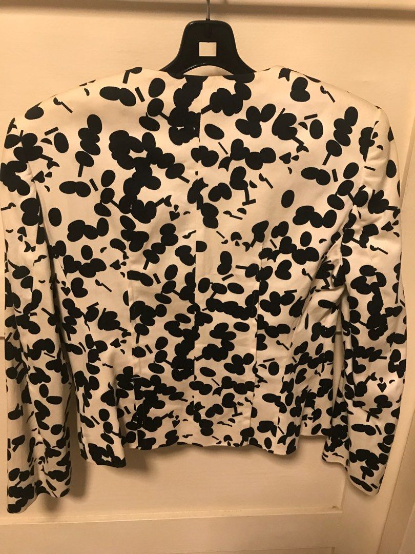 Authentic Zara Basic Coat (Category: Coats, Jackets and Outerwear) located in Singapore. Submitted by coolwind.e9073f (Listing ID 1372722915, Image 2). Description: Authentic Zara Basic Coat Condition Refer to photos .