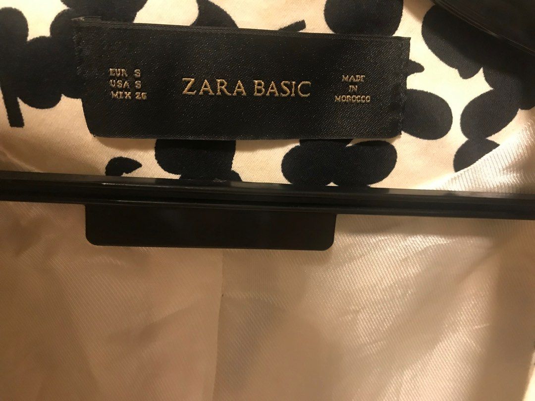 Authentic Zara Basic Coat (Category: Coats, Jackets and Outerwear) located in Singapore. Submitted by coolwind.e9073f (Listing ID 1372722915, Image 3). Description: Authentic Zara Basic Coat Condition Refer to photos .