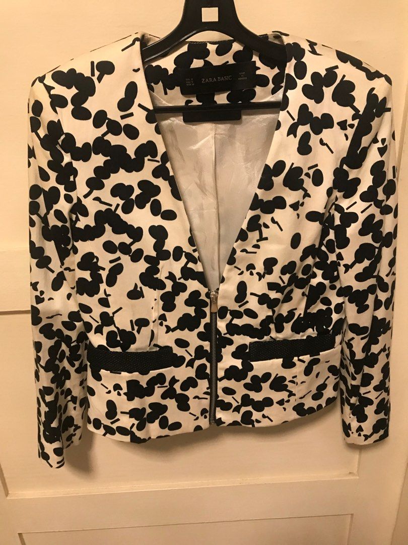 Authentic Zara Basic Coat (Category: Coats, Jackets and Outerwear) located in Singapore. Submitted by coolwind.e9073f (Listing ID 1372722915, Image 1). Description: Authentic Zara Basic Coat Condition Refer to photos .