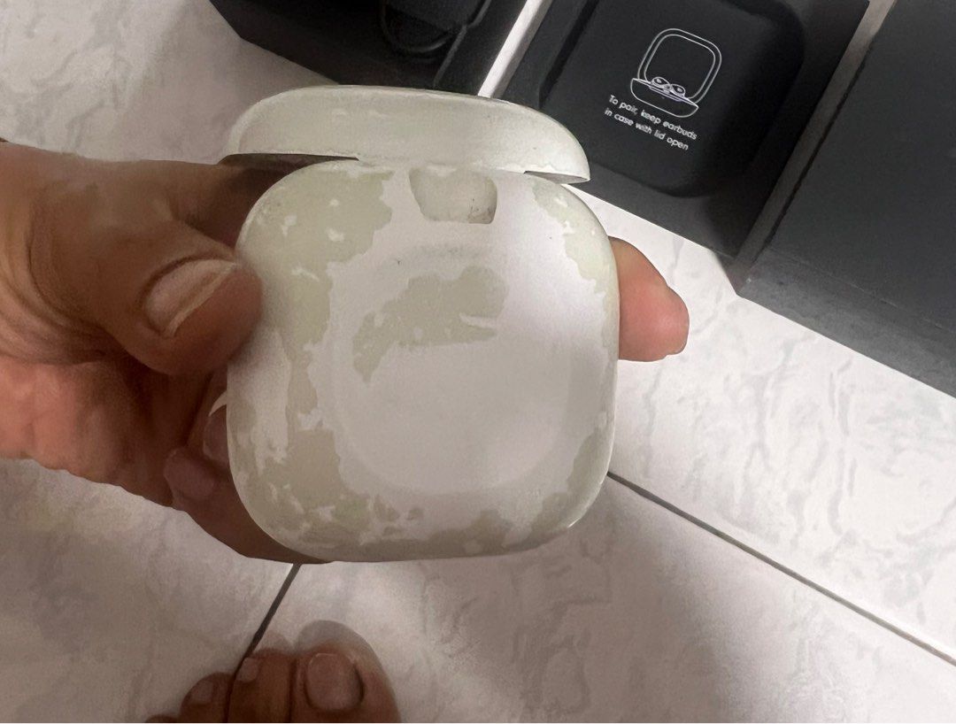 Beats Fit Pro (Category: Portable Audio Accessories) located in Singapore. Submitted by juniro (Listing ID 1372853902, Image 3). Description: See pictures for wear and tear The rest all fully functioning Come with original box 100% authentic Not for fussy buyers Selling cos changing to Apple 🍎 .
