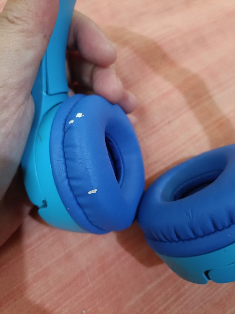 Belkin kids wireless head phone (Category: Headphones & Headsets) located in Iligan City. Submitted by shehabdor98515 (Listing ID 1331042448, Image 3). Description: ganda pa nya with flaws( kinagat ng bata) and need bilhan ng wire for charging at Kung gusto e direct sa laptops or PC. working po ito.