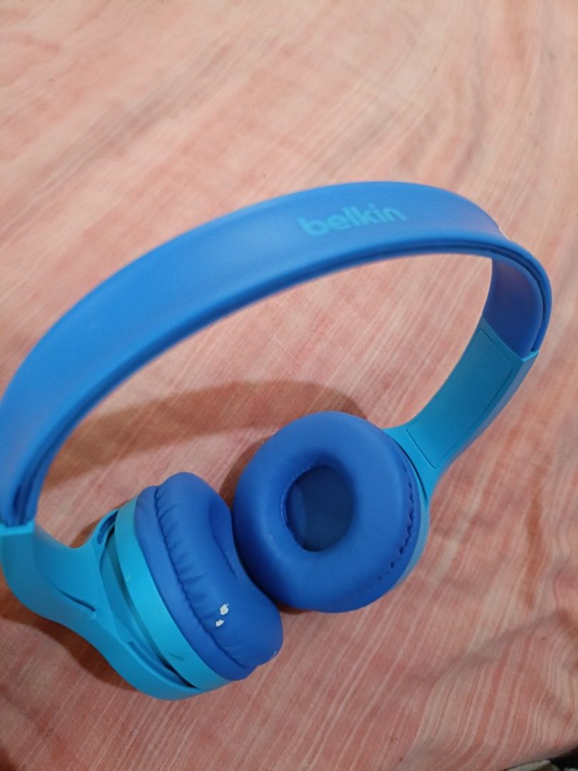 Belkin kids wireless head phone (Category: Headphones & Headsets) located in Iligan City. Submitted by shehabdor98515 (Listing ID 1331042448, Image 1). Description: ganda pa nya with flaws( kinagat ng bata) and need bilhan ng wire for charging at Kung gusto e direct sa laptops or PC. working po ito.