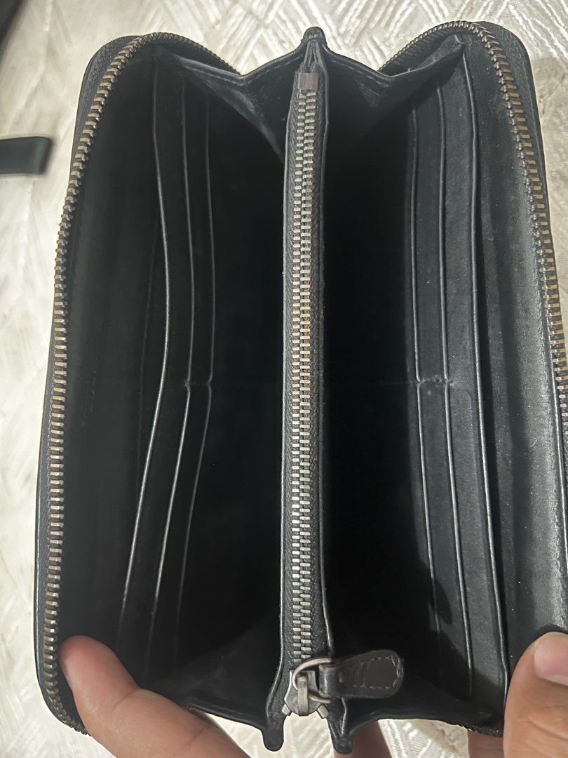 Bottega Veneta wallet (Category: Luxury Bags & Wallets) located in Makati City. Submitted by myleen0411 (Listing ID 1372853523, Image 3). Description: Slightly nego po.
