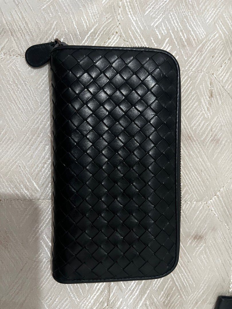 Bottega Veneta wallet (Category: Luxury Bags & Wallets) located in Makati City. Submitted by myleen0411 (Listing ID 1372853523, Image 1). Description: Slightly nego po.
