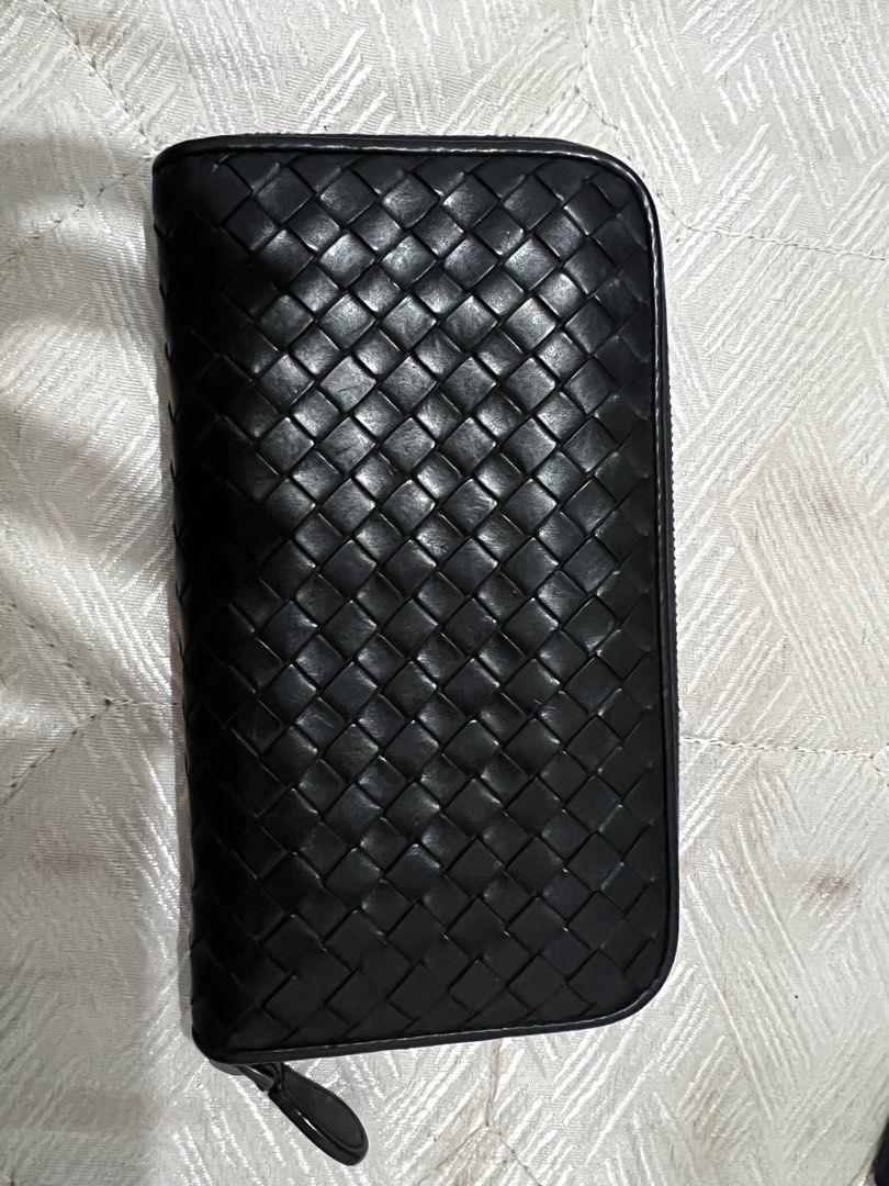 Bottega Veneta wallet (Category: Luxury Bags & Wallets) located in Makati City. Submitted by myleen0411 (Listing ID 1372853523, Image 2). Description: Slightly nego po.