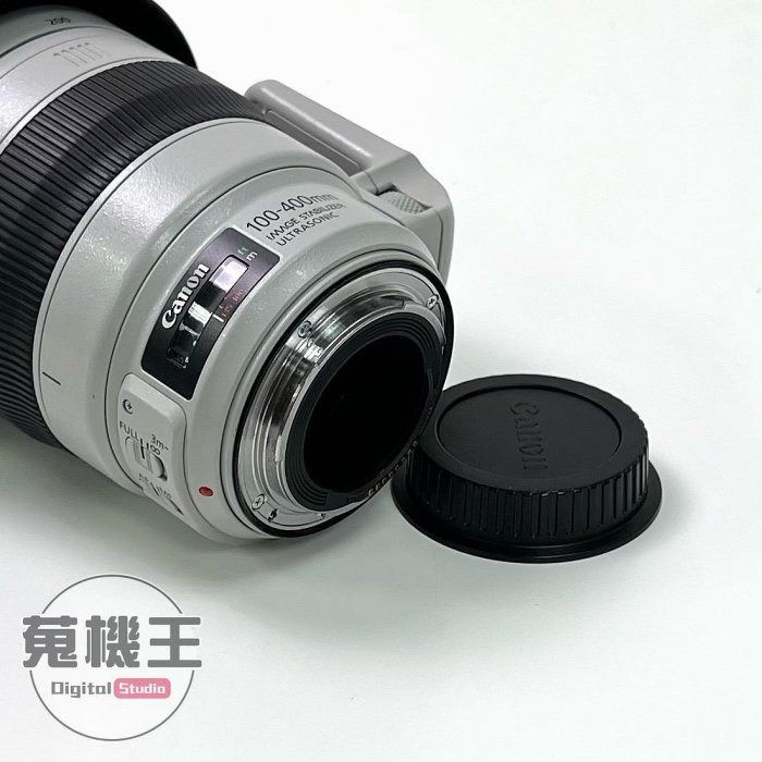 由 winson999888 (刊登 ID 1372770821，圖片 2) 提交，位於 台北市 (Taipei) 的 【蒐機王】Canon EF 100-400mm F4.5-5.6 IS II USM【可舊3C折抵購買】D4083-3 (類別：鏡頭及裝備)，說明：【商品貨號】D4083 【名稱】Canon EF 100-400mm F4.5-5.6 IS II USM 【顏色】白色 【品相描述】外觀良好 【新舊程度】中古品 / 90%新 【保固狀態】店家責任保固七天 【配件說明】無盒裝、前後鏡頭蓋、遮光罩、保護鏡 【NCC認證碼】N/A 【BSMI商檢字號】N/A 【賣場管理代碼】03 -------------------------------------- 【商品狀態分級說明】 ● 100%新 = 全新未拆封新品 ● 95%新 = 機況如新品一般 ● 90%新 = 僅些許使用小痕跡 ● 85%新 = 外觀有較明顯痕跡 ● 80%新 = 外觀較重的使用痕跡 ● 70%新 = 商品