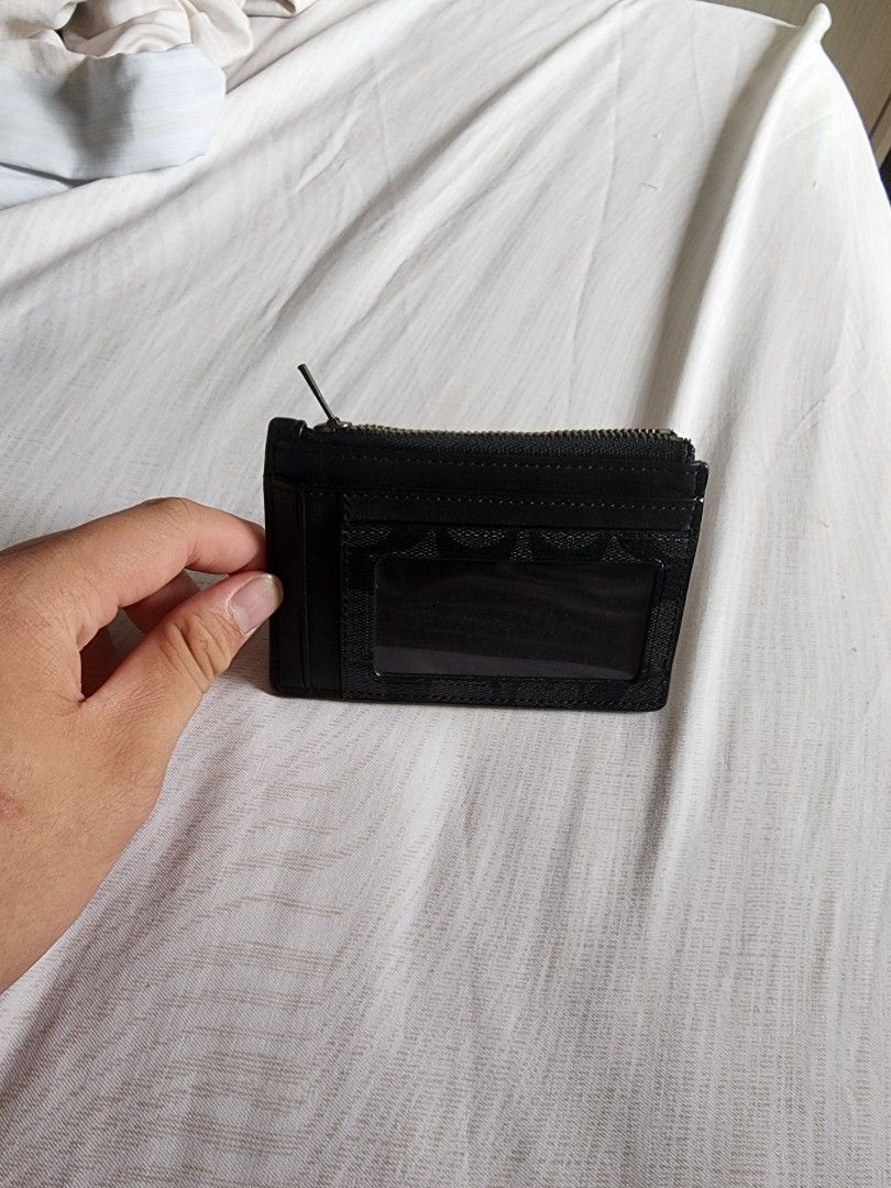 Coach Signature multiway zip card wallet (Category: Bags & Wallets) located in Singapore. Submitted by ilvkzha_12 (Listing ID 1372694641, Image 2). Description: Barely used with slight disintegration on inside Authentic.