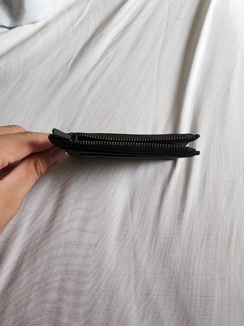 Coach Signature multiway zip card wallet (Category: Bags & Wallets) located in Singapore. Submitted by ilvkzha_12 (Listing ID 1372694641, Image 3). Description: Barely used with slight disintegration on inside Authentic.