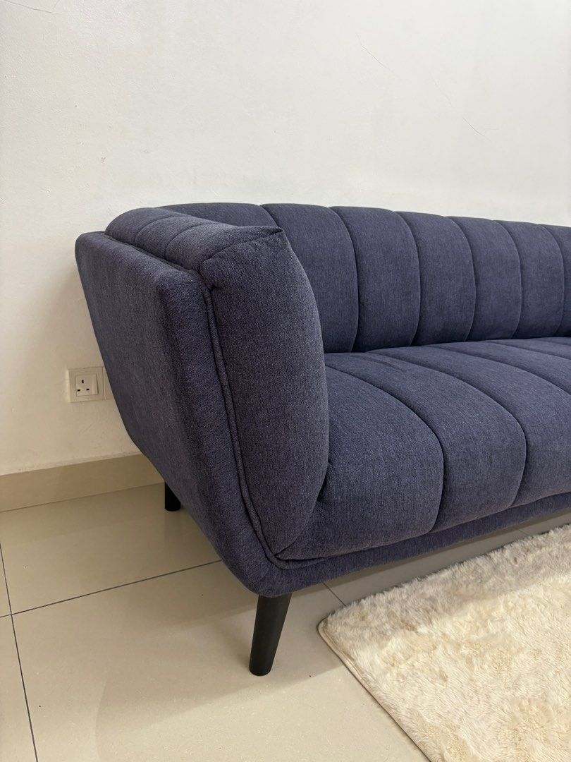 Couch (Category: Sofas) located in Kuala Lumpur. Submitted by 3cie_96 (Listing ID 1372760402, Image 3). Description: .