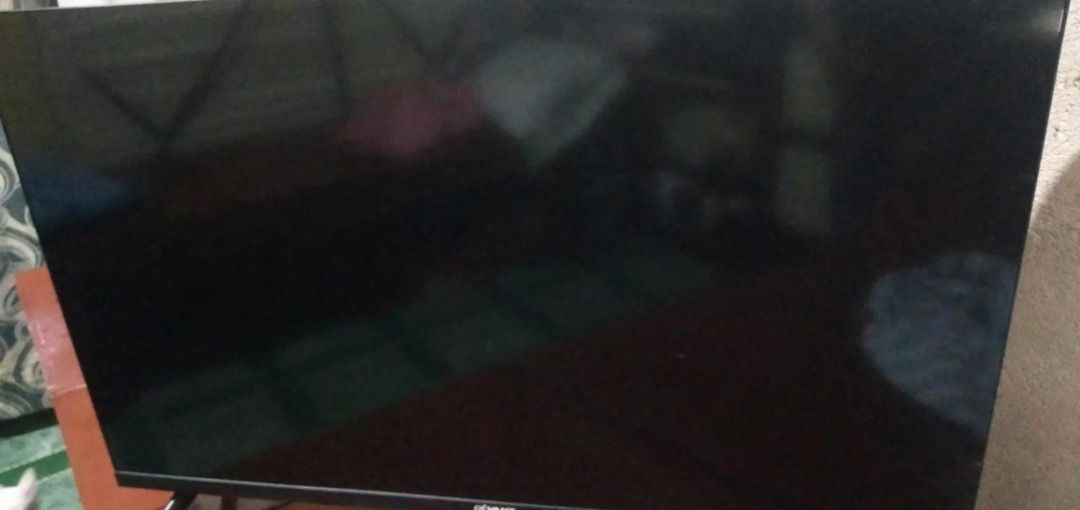 Devant 32 Inches Smart tv (Category: TV) located in Caloocan City. Submitted by meatyyy (Listing ID 1372754416, Image 2). Description: "For Sale: Dévant 32STW101 Smart TV NO ISSUE 5 MONTHS OLD Powered by webOS Hub with access to streaming apps like Netflix, YouTube, Disney+, Prime Video, and HBO GO Price: 9,000 pesos (Nego wag lng barat) Location: Reparo road baesa caloocan.