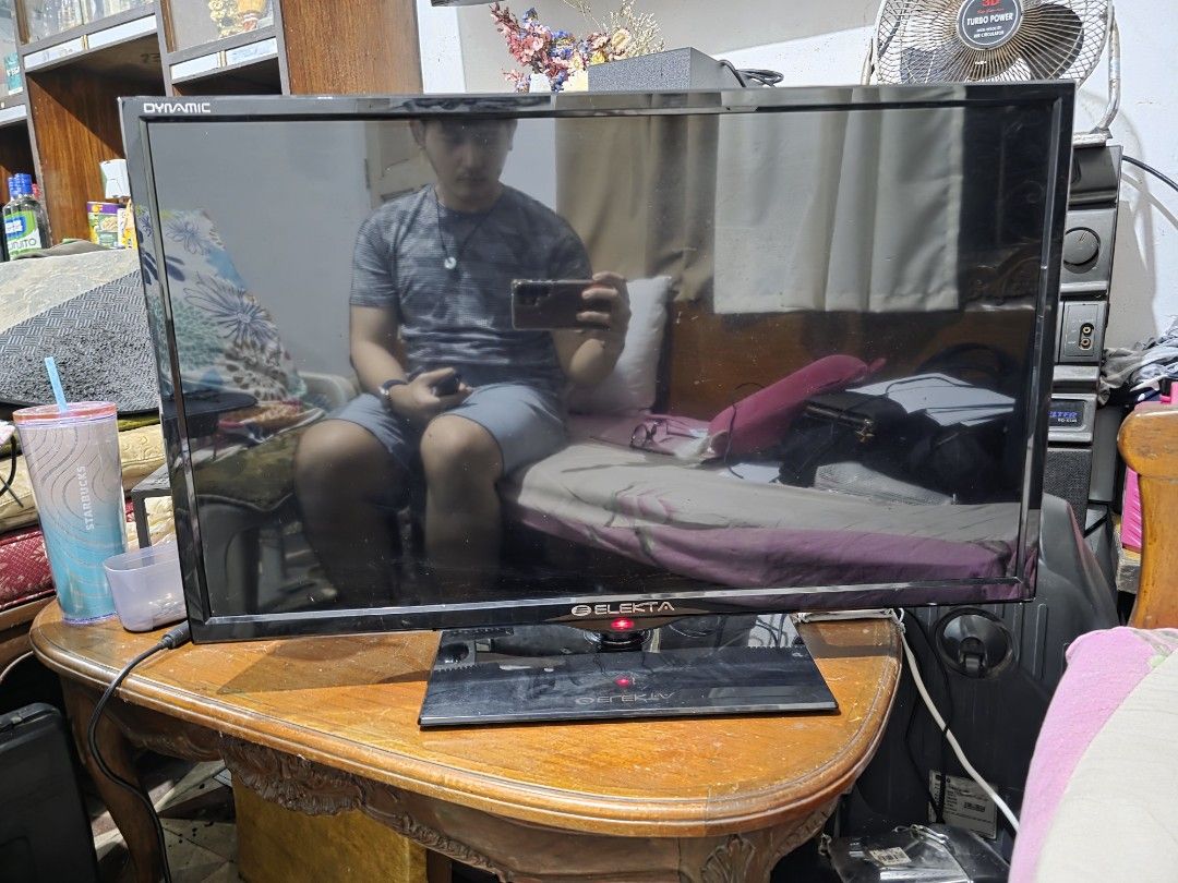 Elekta 36 inch Android TV (Category: TV) located in Manila. Submitted by kin1999 (Listing ID 1372769828, Image 2). Description: RFS: may bagong TV na po at need to declutter po. Okay na okay po pang buffer using Cable dito or USB for Movies. May alcohol spray marks lang po sa likod pero hindi po di naman po nakakaapekto sa performance. Not for android use na dahil outdated software. No signs of Lines. Remote konting linis lang po pero all working