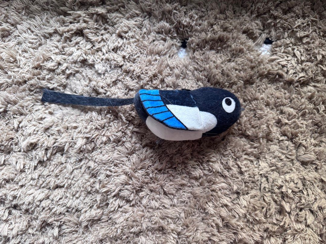 由 babazhome (刊登 ID 1372667202，圖片 2) 提交，位於 新北市 (New Taipei) 的 ｜二手｜Happ Birds Day貓草鳥類造型玩具｜絨毛玩具結合貓草 貓草玩具-喜鵲 (類別：寵物及其他)，說明：喜鵲外觀的貓草玩具超可愛的啊！好適合台灣的貓貓玩哈哈哈 玩具太多，幫主子斷捨離！🥹 商品描述 -內含高單位加拿大進口貓草，提高貓咪玩樂慾望 -兩側翅膀內部皆有放響紙，在玩樂觸碰到時，會發出聲音，以提高貓咪的好奇心 -材質採用高品質的絨布製成，在逆毛狀況下會出現白底皆屬正常現象 適用寵物：貓 材質：絨布、棉花、加拿大貓草、不織布、響紙。