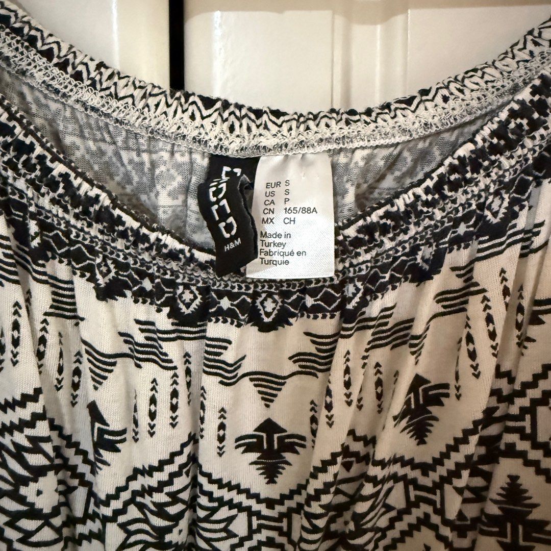 H&M Aztec Print Off Shoulder Crop Top (Category: Others Tops) located in Dasmarinas. Submitted by cess_declutters (Listing ID 1372683882, Image 2). Description: !! Fixed Price !! No returns/exchange Payment first (GCash / GoTyme) No Rush Shipping Shipping shouldered by buyer J&T / Lalamove Can do meetups around dasma/silang if bulk order 📍Dasmariñas, Cavite.