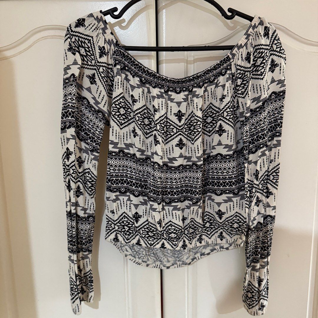 H&M Aztec Print Off Shoulder Crop Top (Category: Others Tops) located in Dasmarinas. Submitted by cess_declutters (Listing ID 1372683882, Image 1). Description: !! Fixed Price !! No returns/exchange Payment first (GCash / GoTyme) No Rush Shipping Shipping shouldered by buyer J&T / Lalamove Can do meetups around dasma/silang if bulk order 📍Dasmariñas, Cavite.