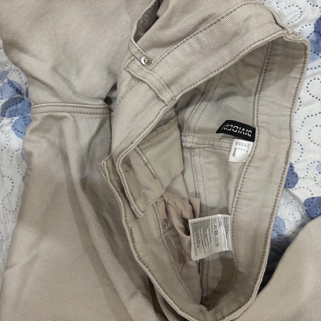 [H&M] Divided Wideleg Pants W: 26, L: 38 (Category: Jeans) located in Manila. Submitted by arqchie (Listing ID 1372829006, Image 3). Description: RFS: Decluttering If you have any questions regarding the product, feel free to message me..