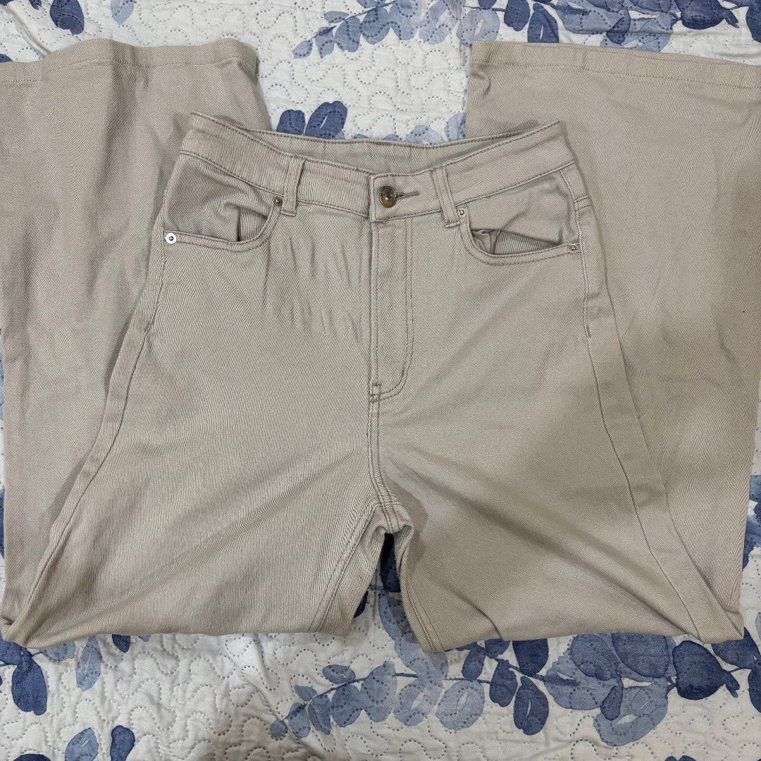 [H&M] Divided Wideleg Pants W: 26, L: 38 (Category: Jeans) located in Manila. Submitted by arqchie (Listing ID 1372829006, Image 1). Description: RFS: Decluttering If you have any questions regarding the product, feel free to message me..