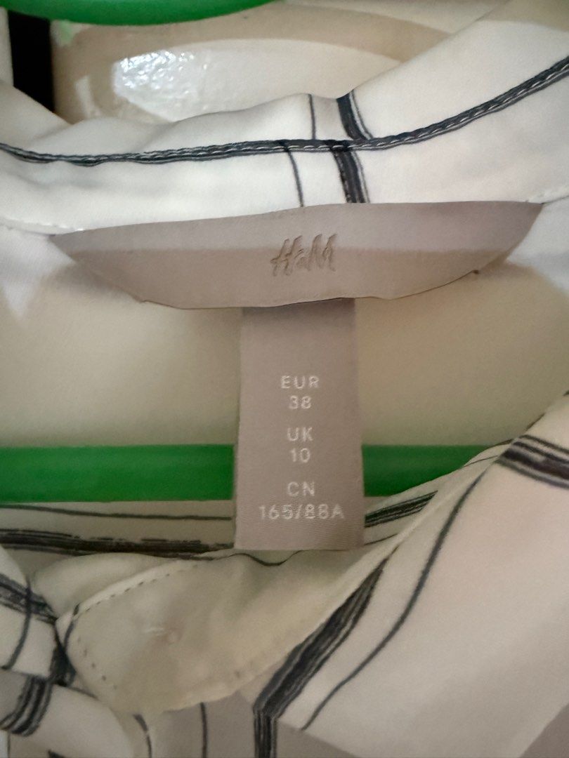 H&M White/Checked Longsleeve Blouse (Category: Longsleeves) located in Dasmarinas. Submitted by cess_declutters (Listing ID 1372687117, Image 3). Description: !! Fixed Price !! No returns/exchange Payment first (GCash / GoTyme) No Rush Shipping Shipping shouldered by buyer J&T / Lalamove Can do meetups around dasma/silang if bulk order 📍Dasmariñas, Cavite.