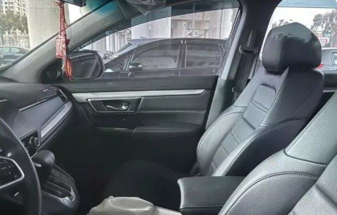 由 pipi1108cc (刊登 ID 1372736312，圖片 3) 提交，位於 台中市 (Taichung) 的 Honda CR-V 2019款 黑色 🔍️售價：31萬 🔍️出廠：2019年 🔍️行駛里程：4萬公里 🔍️乘客數：5門5座 🔍️排氣量：1.5L (類別：汽車出售)，說明：🔍️廠牌型號：Honda CR-V 2019款 黑色 🔍️售價：31萬 🔍️出廠：2019年 🔍️行駛里程：4萬公里 🔍️乘客數：5門5座 🔍️排氣量：1.5L 🔍️引擎燃料：汽油 🔍️驅動方式：2WD 🔍️變速系統：手自排 ★重要資訊★ 車輛均有第三方認證 ⭕️專業鑑定⭕️合格認證 ⭕️檢定報告⭕️一覽無疑 📣便宜賣🚫無事故🚫無泡水🚫無待修 提供💯完整第三方認證合格檢驗報告 保證✅實車實價✅車況透明✅安心購車 ★提供車況原始表 ★車況與認證表不符，退車並全額退費 ◎歡迎私訊預約賞車◎ ★早上10點到晚上18點 ★Line ID : pipi1108 ★聯絡電話
