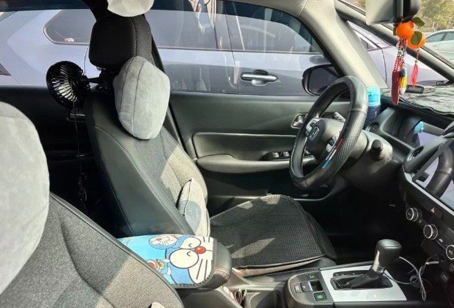 由 pipi1108cc (刊登 ID 1372767169，圖片 3) 提交，位於 台中市 (Taichung) 的 Honda Fit 2022款 黑色 🔍️售價：24萬 🔍️出廠：2022年 🔍️行駛里程：2萬公里 🔍️乘客數：5門5座 🔍️排氣量：1.5L (類別：汽車出售)，說明：🔍️廠牌型號：Honda Fit 2022款 黑色 🔍️售價：24萬 🔍️出廠：2022年 🔍️行駛里程：2萬公里 🔍️乘客數：5門5座 🔍️排氣量：1.5L 🔍️引擎燃料：油電複合 🔍️驅動方式：2WD 🔍️變速系統：自排 ★重要資訊★ 車輛均有第三方認證 ⭕️專業鑑定⭕️合格認證 ⭕️檢定報告⭕️一覽無疑 📣便宜賣🚫無事故🚫無泡水🚫無待修 提供💯完整第三方認證合格檢驗報告 保證✅實車實價✅車況透明✅安心購車 ★提供車況原始表 ★車況與認證表不符，退車並全額退費 ◎歡迎私訊預約賞車◎ ★早上10點到晚上18點 ★Line ID : pipi1108 ★聯絡電話：