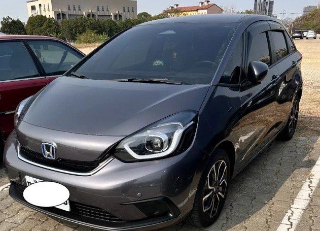 由 pipi1108cc (刊登 ID 1372767169，圖片 2) 提交，位於 台中市 (Taichung) 的 Honda Fit 2022款 黑色 🔍️售價：24萬 🔍️出廠：2022年 🔍️行駛里程：2萬公里 🔍️乘客數：5門5座 🔍️排氣量：1.5L (類別：汽車出售)，說明：🔍️廠牌型號：Honda Fit 2022款 黑色 🔍️售價：24萬 🔍️出廠：2022年 🔍️行駛里程：2萬公里 🔍️乘客數：5門5座 🔍️排氣量：1.5L 🔍️引擎燃料：油電複合 🔍️驅動方式：2WD 🔍️變速系統：自排 ★重要資訊★ 車輛均有第三方認證 ⭕️專業鑑定⭕️合格認證 ⭕️檢定報告⭕️一覽無疑 📣便宜賣🚫無事故🚫無泡水🚫無待修 提供💯完整第三方認證合格檢驗報告 保證✅實車實價✅車況透明✅安心購車 ★提供車況原始表 ★車況與認證表不符，退車並全額退費 ◎歡迎私訊預約賞車◎ ★早上10點到晚上18點 ★Line ID : pipi1108 ★聯絡電話：