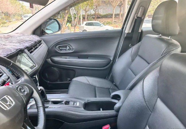由 pipi1108cc (刊登 ID 1372763563，圖片 3) 提交，位於 台中市 (Taichung) 的 Honda HR-V 2019款 白色 🔍️售價：20萬 🔍️出廠：2019年 🔍️行駛里程：4萬公里 🔍️乘客數：5門5座 🔍️排氣量：1.8L (類別：汽車出售)，說明：🔍️廠牌型號：Honda HR-V 2019款 白色 🔍️售價：20萬 🔍️出廠：2019年 🔍️行駛里程：4萬公里 🔍️乘客數：5門5座 🔍️排氣量：1.8L 🔍️引擎燃料：汽油 🔍️驅動方式：2WD 🔍️變速系統：手自排 ★重要資訊★ 車輛均有第三方認證 ⭕️專業鑑定⭕️合格認證 ⭕️檢定報告⭕️一覽無疑 📣便宜賣🚫無事故🚫無泡水🚫無待修 提供💯完整第三方認證合格檢驗報告 保證✅實車實價✅車況透明✅安心購車 ★提供車況原始表 ★車況與認證表不符，退車並全額退費 ◎歡迎私訊預約賞車◎ ★早上10點到晚上18點 ★Line ID : pipi1108 ★聯絡電話