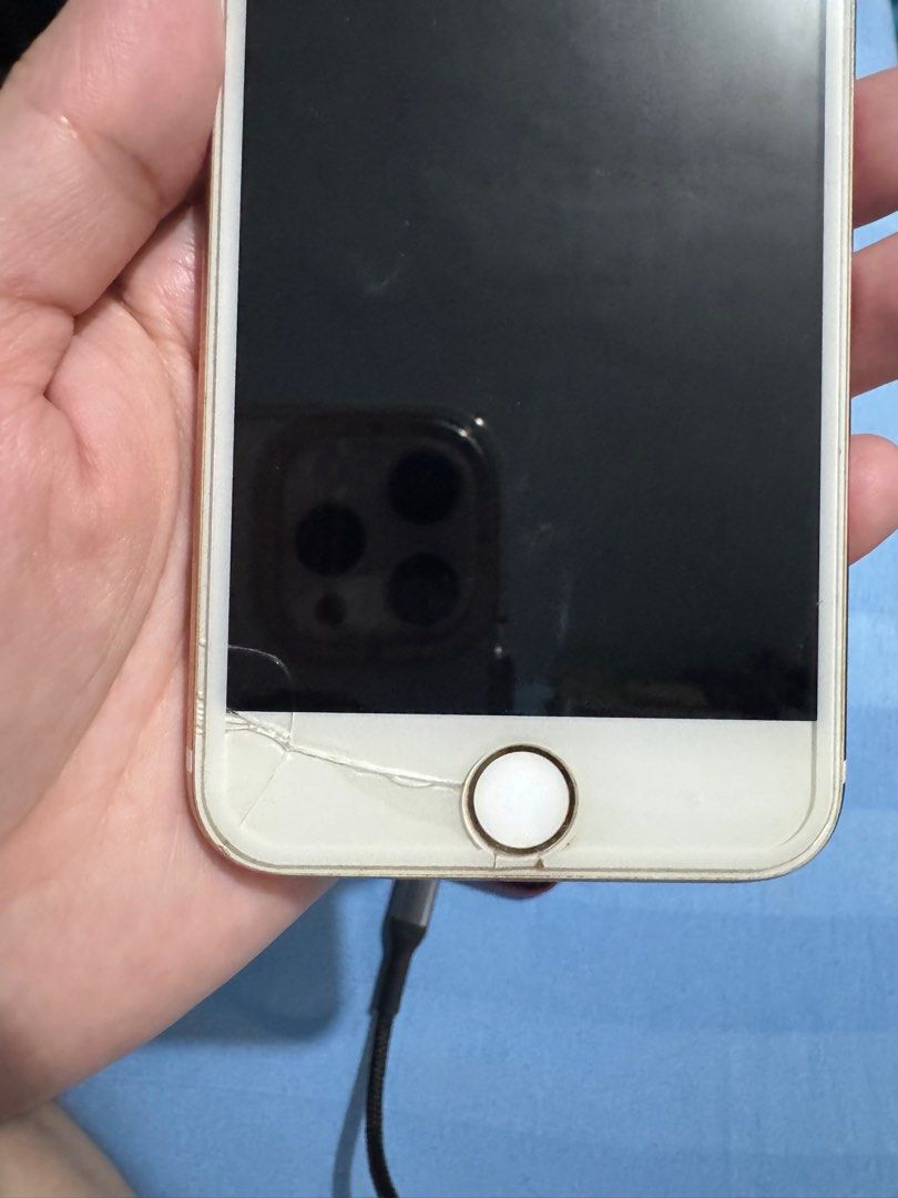 IPHONE 8 red & IPHONE 6 pink (Category: iPhone 8 Series) located in Manila. Submitted by chskaiode (Listing ID 1372804306, Image 3). Description: (Pink) Iphone 6 - issue home button, crack sa front PHP 1,500 (Red) Iphone 8 - issue battery only PHP 3,000 BUNDLE 4,300 for two.