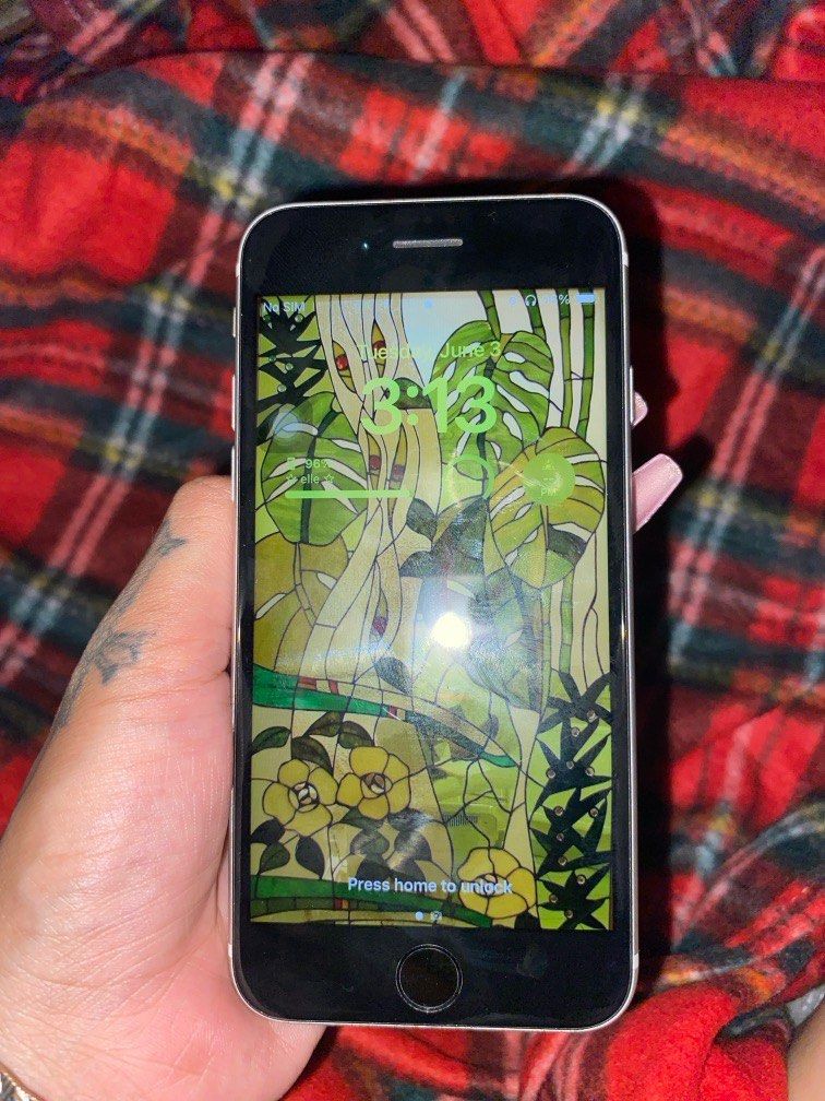 iPhone SE 64gb (Category: iPhone SE Series) located in Manila. Submitted by fentyyy420 (Listing ID 1372734847, Image 2). Description: iPhone SE 64gb F.U spare phone and need ng funds for best use replace nyo na lang yung battery.