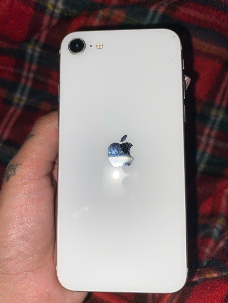 iPhone SE 64gb (Category: iPhone SE Series) located in Manila. Submitted by fentyyy420 (Listing ID 1372734847, Image 1). Description: iPhone SE 64gb F.U spare phone and need ng funds for best use replace nyo na lang yung battery.