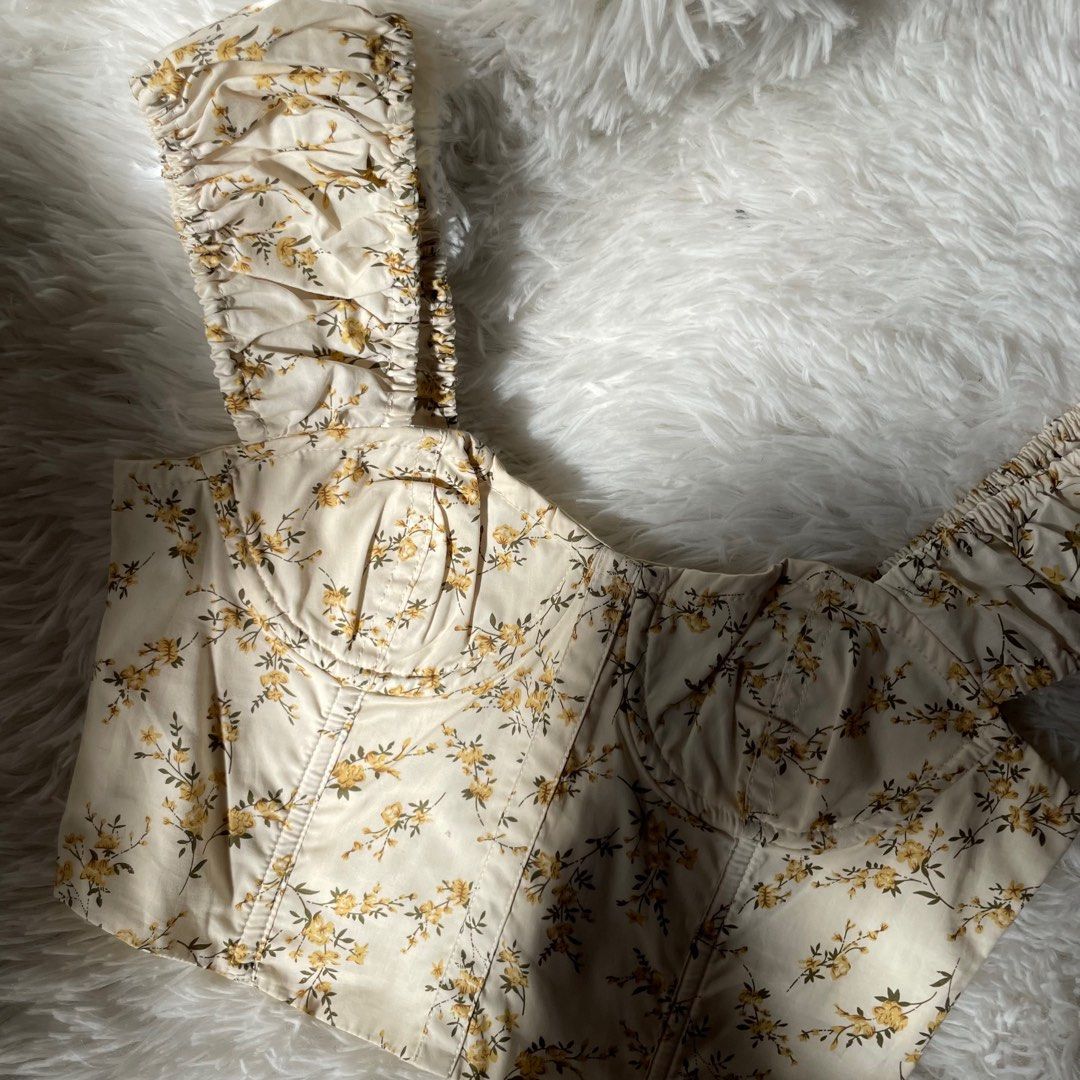 Just G Floral Corset (Category: Sleeveless) located in Manila. Submitted by chanel0987 (Listing ID 1372739794, Image 2). Description: .