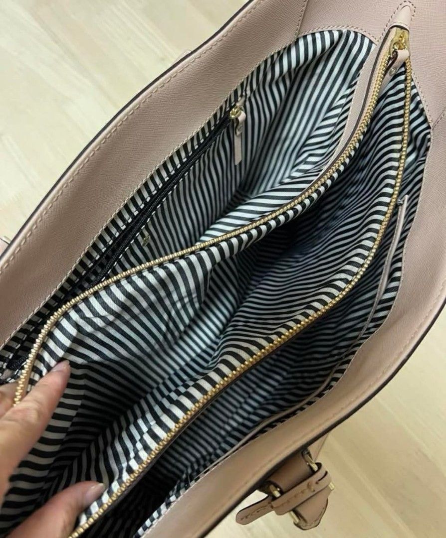 KS (Category: Luxury Bags & Wallets) located in Bulacan. Submitted by vintage_purge (Listing ID 1372769319, Image 3). Description: ks 2999php - Color: Pink - Style: Tote Bag - Accessories: Tag *There is a small stain on the handle (see last photo). lets make reading a habit please ask us before proceeding into transactions we cater to those who understands preloved items first to pay gets the item settle for original at a very affordable price al
