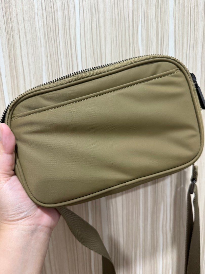 Lululemon camera bag 2L (Category: Luxury Bags & Wallets) located in Pasig City. Submitted by abbyrds (Listing ID 1372775063, Image 2). Description: Authentic Lululemon Double zip with back pocket Perfect everyday bag Can be crossbody or shoulder bag RFS: hindi nagagamit. using another lulu bag .