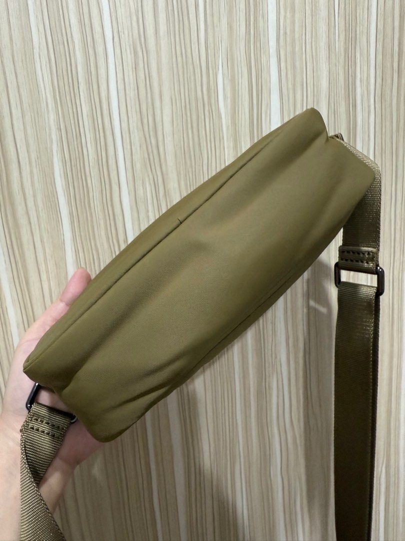 Lululemon camera bag 2L (Category: Luxury Bags & Wallets) located in Pasig City. Submitted by abbyrds (Listing ID 1372775063, Image 3). Description: Authentic Lululemon Double zip with back pocket Perfect everyday bag Can be crossbody or shoulder bag RFS: hindi nagagamit. using another lulu bag .