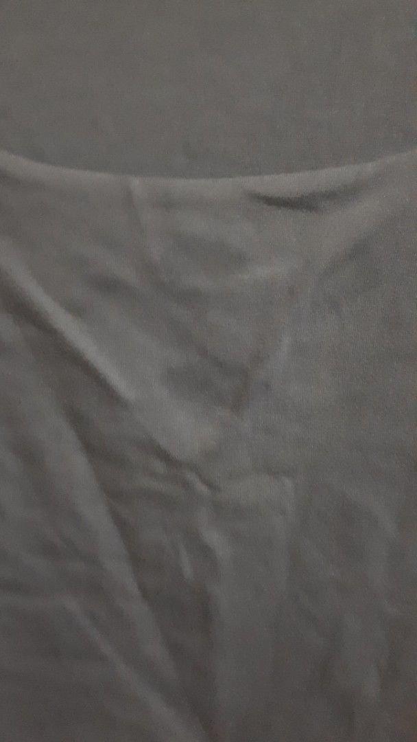 Mera long sleeve top (Category: Longsleeves) located in Bangued. Submitted by de_clutterrr (Listing ID 1372731475, Image 3). Description: - well used but not abused - color gray - has wahsable stain (see pic) - rfs: not used anymore, need funds - dm for more info.