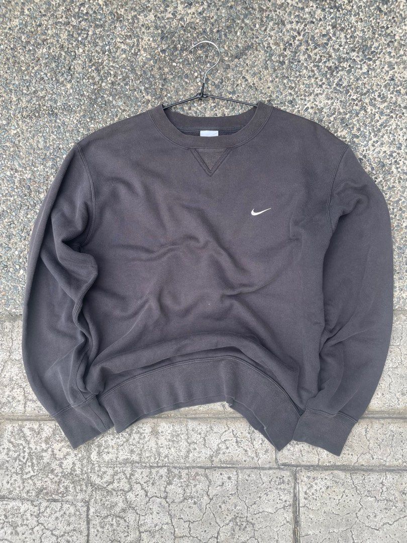 Nike sweatshirt (Category: Activewear) located in Putrajaya. Submitted by erroo00 (Listing ID 1372801708, Image 1). Description: P/L:20/25 Legit item✅ Ringer masih ketat Condition 8/10 Negotiable layan🤌 .