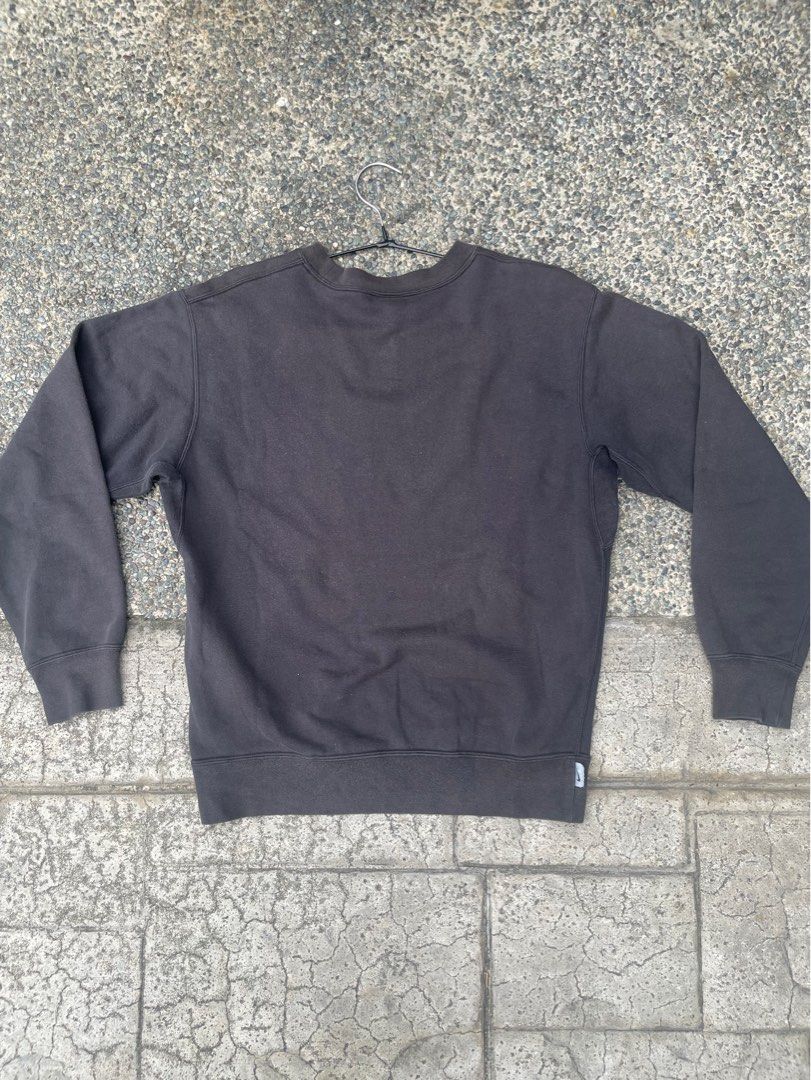 Nike sweatshirt (Category: Activewear) located in Putrajaya. Submitted by erroo00 (Listing ID 1372801708, Image 3). Description: P/L:20/25 Legit item✅ Ringer masih ketat Condition 8/10 Negotiable layan🤌 .