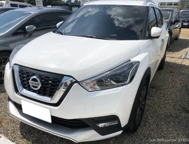 由 sweet970230581 (刊登 ID 1372705162，圖片 1) 提交，位於 台中市 (Taichung) 的 Nissan Kicks 2018款 白色 1.5L 里程5萬 售價20萬 實車實價 車商勿擾 車輛流動快 歡迎預約賞車 第三方認證車 (類別：汽車出售)，說明：賞車請先提前預約~ 以免白跑一趟喔!! ★★★限量車款★★★ ★★★超優惠釋出★★★ 每天多組客戶需要賞車/交車/過戶 北/中/南皆有營運處 快來私訊我： 李小姐 服務專線：0️⃣9️⃣1️⃣1️⃣6️⃣9️⃣3️⃣1️⃣1️⃣9️⃣ --------------------------- 🈚泡水車 🈚事故車 🈚權利車 ✅第三方認證✅透明車檢報告 ✅一手車 ✅錯過可惜 ✅里程保證 ✅購車享兩年或是里程保固 配備： 循跡系統 Keyless免匙系統 安全氣囊 ABS防鎖死 定速系統 恆溫空調 倒車雷達 倒車顯影系統 ---------------------------- 買中古車❗❗ 找我就對了❗