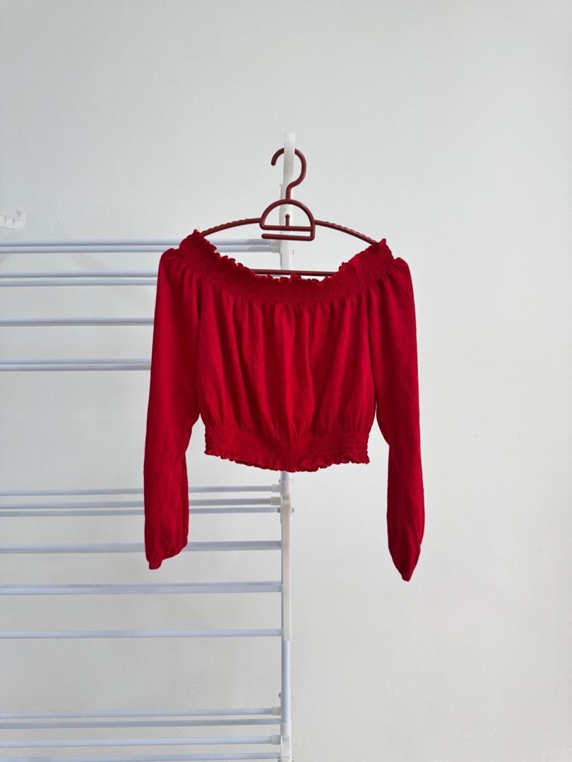 Offshoulder top (Category: Other Tops) located in Sepang. Submitted by katnn2322 (Listing ID 1372806852, Image 1). Description: Burst: 70cm Length: 30cm .