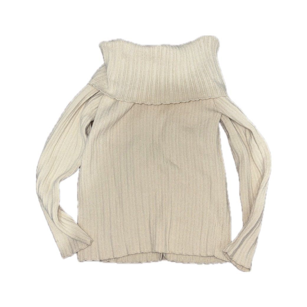 Off-the-shoulder Long Sleeve Top (Category: Longsleeves) located in Quezon City. Submitted by sofiaflorenzo (Listing ID 1372773721, Image 2). Description: RFS: worn it once already Thick material.