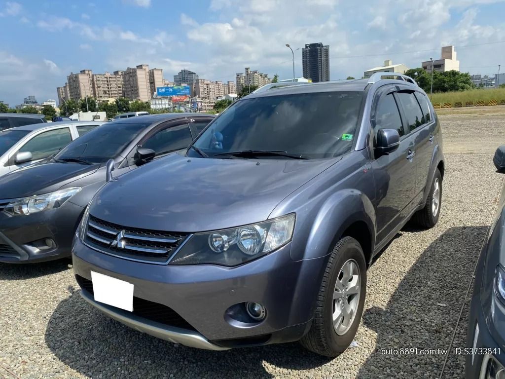 由 davidchu619 (刊登 ID 1372682358，圖片 1) 提交，位於 高雄市 (Kaohsiung) 的 二手中古車優惠中~Outlander灰色 (類別：汽車出售)，說明：你還在找車嗎？ 我幫你省錢省時間～ 挑選好你想要的車只要10~15分鐘，就給你結果！ 我們的每一台車 都經過【SAVE認證查定表】把關： ✔ 非事故車 ✔ 非泡水車 ✔ 引擎變速箱正常 ✔ 里程數保證 ✔ 查定結果全公開，透明看得到！ 不只價格漂亮，更讓你買得安心。 買車不是靠運氣，是要看得懂證據！ 想看有哪些車？留言或私訊「報告」給你看車況查定表！ !!!!!優惠價格，暫不開放給同行調度!!!!! ❃ 廠牌：Mitsubishi ❃ 型號：Outlander ❃ 年份：2010 ❃ 車色：灰色 ❃ 排氣量：2.4L ❃ 里程：110000km ❃ 引擎燃料：汽油 ❃ 驅動方式：2WD ❃ 乘客數：5門5座 ❃ 售價：8.8萬 --- ★安全配備 ↗Keyless免匙系統 ↗防盜系統 ↗安全氣囊 ↗