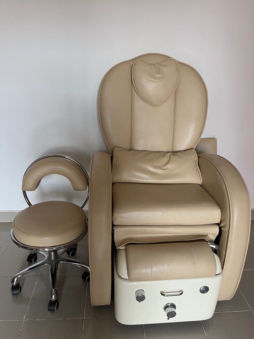 Pedicure chair with both massage (Category: Announcements) located in Singapore. Submitted by merinalim (Listing ID 1372706641, Image 1). Description: Good condition , well used , brought 1500$ actual price , .