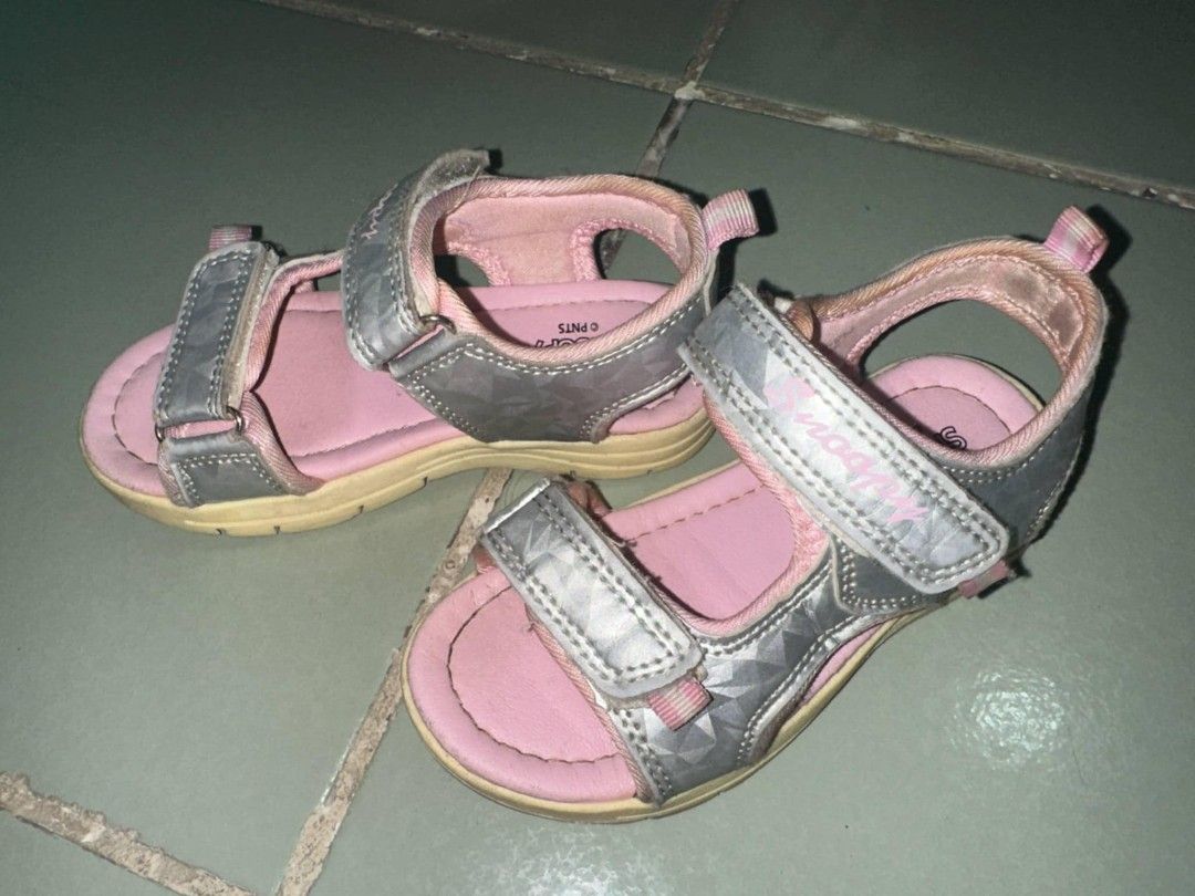 Pink Shoes (Category: Babies & Kids Fashion) located in Makati City. Submitted by 01fgn (Listing ID 1372687146, Image 2). Description: Size 27 For 4-5 years old Negotiable.
