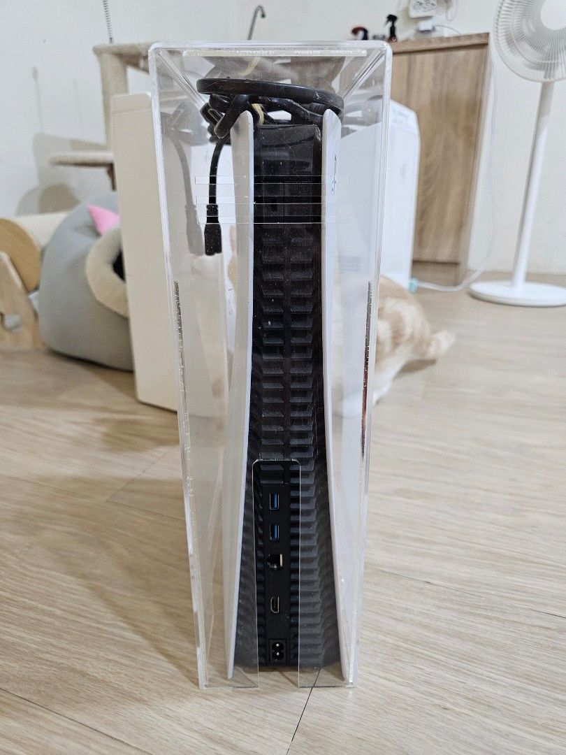 由 kovacs666 (刊登 ID 1372824889，圖片 2) 提交，位於 台北市 (Taipei) 的 Ps5光碟版 825G 1218A (類別：PlayStation)，說明：買了一陣子根本沒在玩拿來出售，除了手把沒有以外，其他配線、原裝盒、底座等等都會附，另外會附上透明外殼如圖，光碟部分皆可加購，有興趣歡迎私訊，建議面交自取，地點板橋。