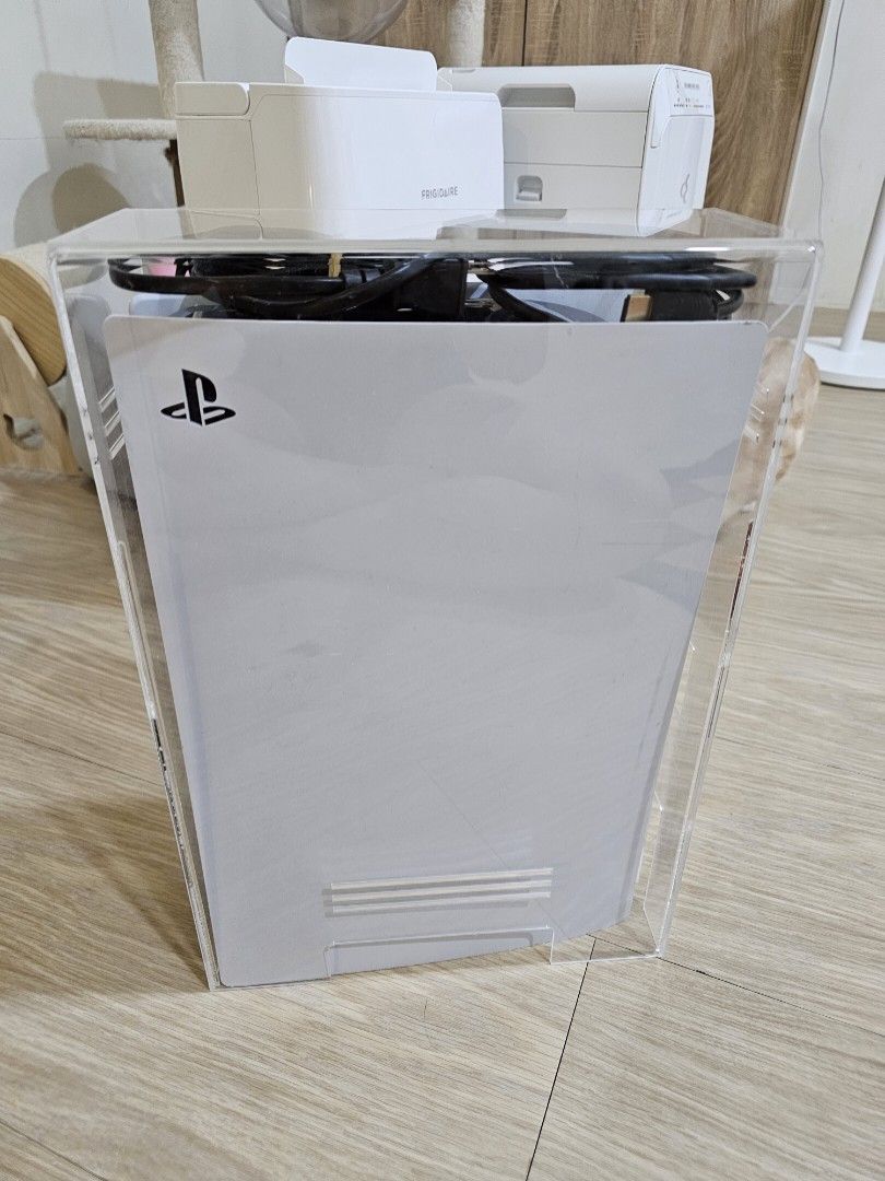 由 kovacs666 (刊登 ID 1372824889，圖片 1) 提交，位於 台北市 (Taipei) 的 Ps5光碟版 825G 1218A (類別：PlayStation)，說明：買了一陣子根本沒在玩拿來出售，除了手把沒有以外，其他配線、原裝盒、底座等等都會附，另外會附上透明外殼如圖，光碟部分皆可加購，有興趣歡迎私訊，建議面交自取，地點板橋。