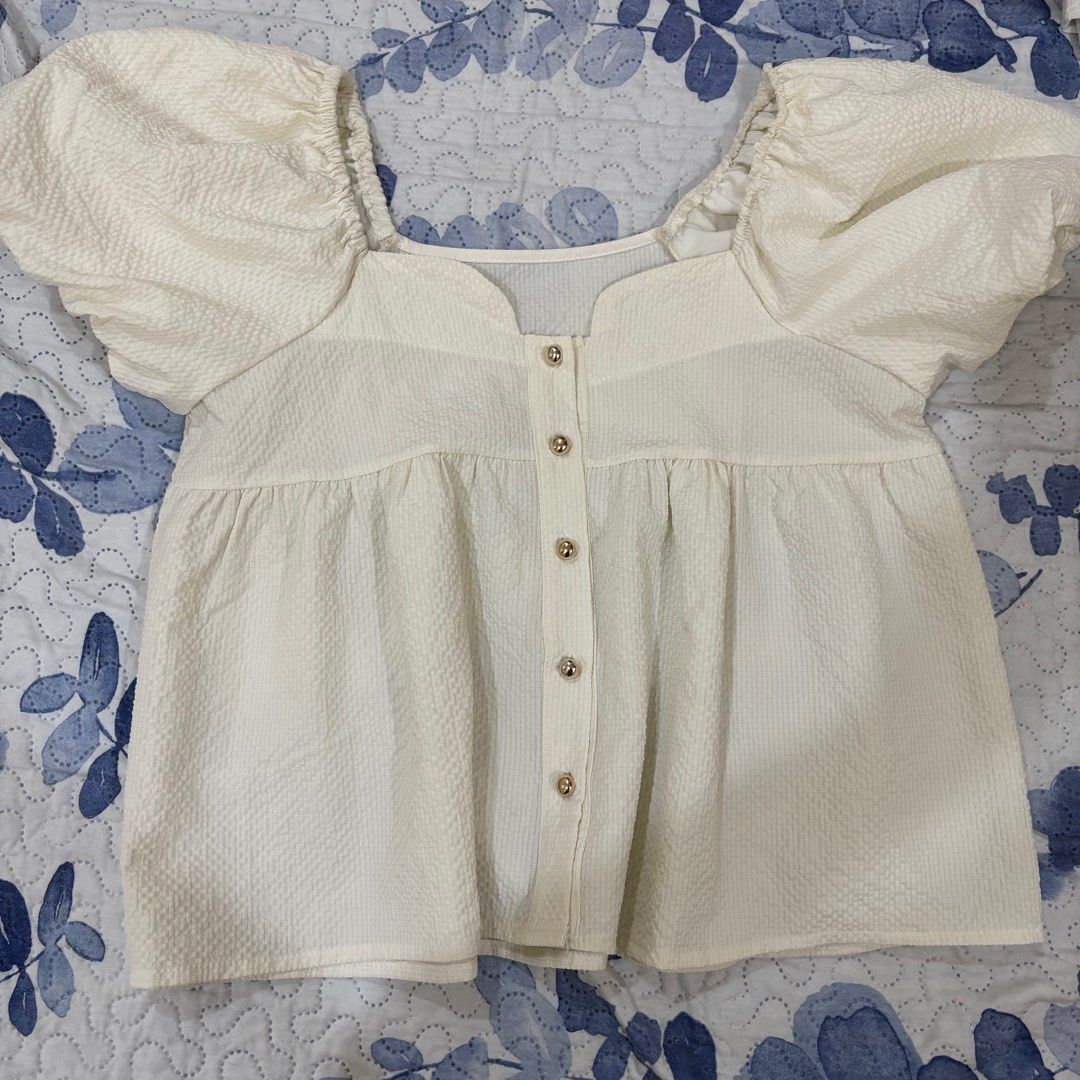 [RANDOM] Trendy Top for Women in Size Medium (Category: Blouses) located in Manila. Submitted by arqchie (Listing ID 1372826941, Image 1). Description: RFS: Decluttering If you have any questions regarding the product, feel free to message me..