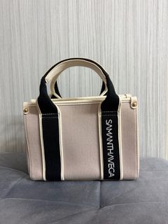 (Category: ) located in . Submitted by thriftingfinds (Listing ID 1372727336, Image 1). Description: .
