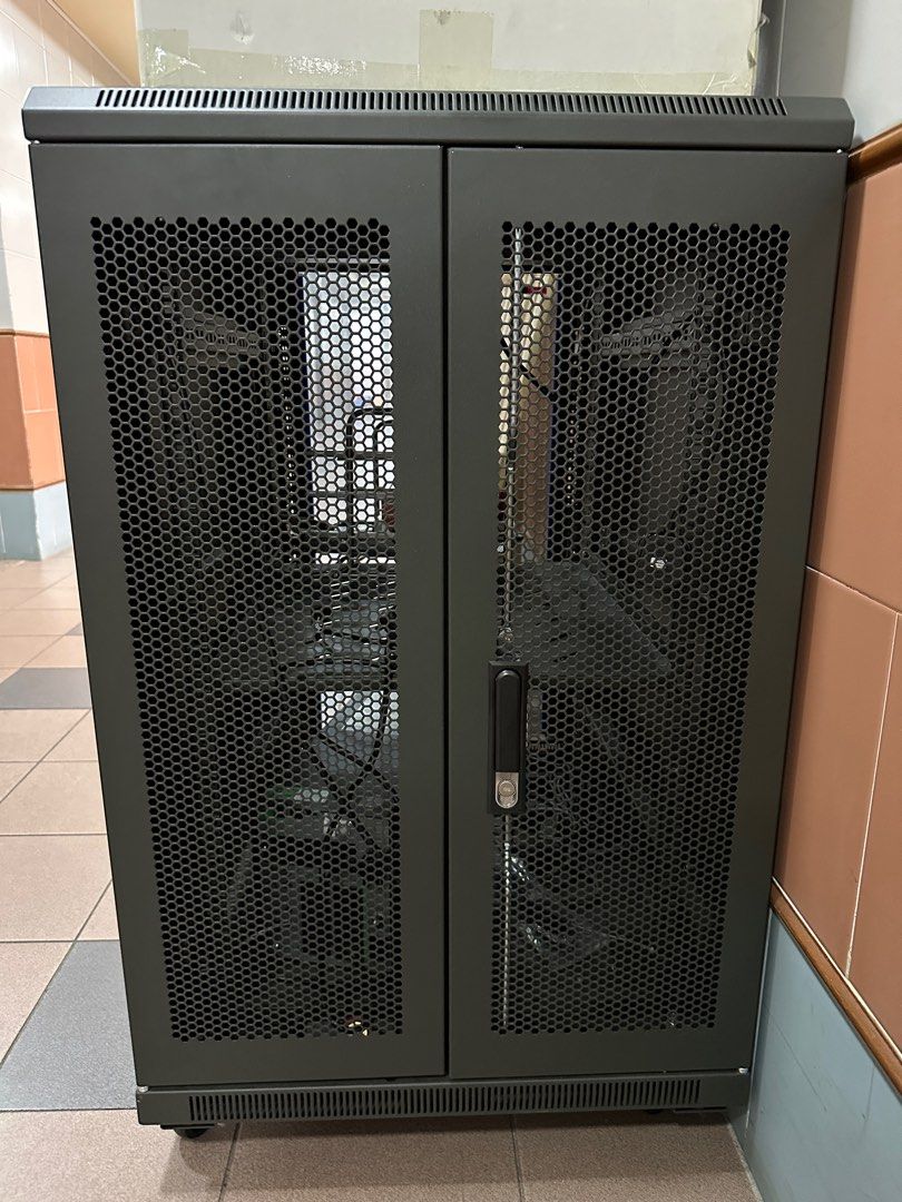 Server Rack （分類：電腦周邊產品）位於 Hong Kong。 由 jphho 提交（商品編號 1372673282，圖片 3）。簡介： rachcom server rack L 600 mm W 800mm H 990mm。