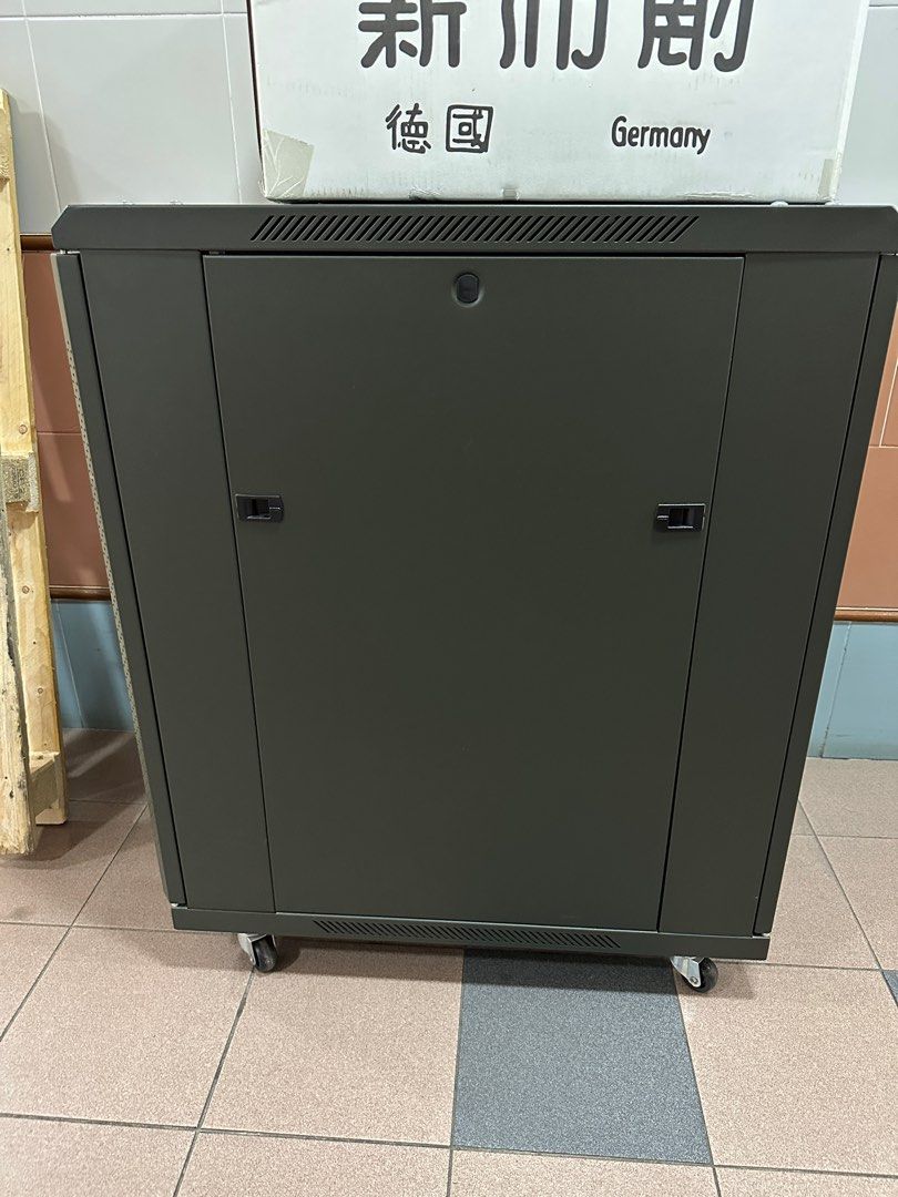 Server Rack （分類：電腦周邊產品）位於 Hong Kong。 由 jphho 提交（商品編號 1372673282，圖片 2）。簡介： rachcom server rack L 600 mm W 800mm H 990mm。
